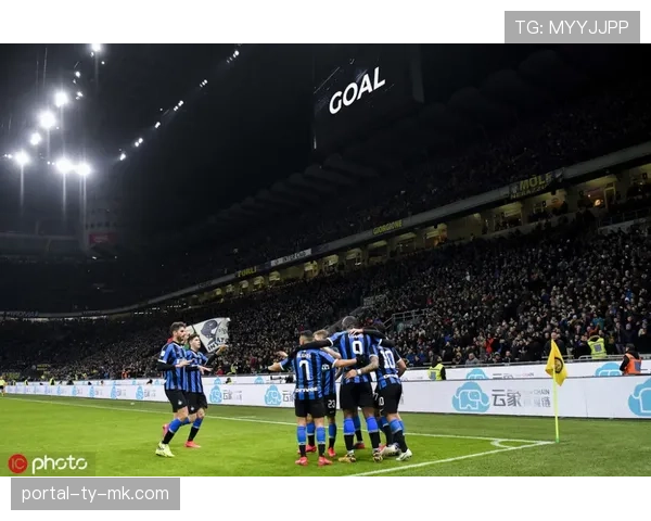 米兰德比半场战罢,圣西罗球场响起多国语言助威歌曲 米兰德比半场战罢,圣西罗球场响起多国语言助威歌曲